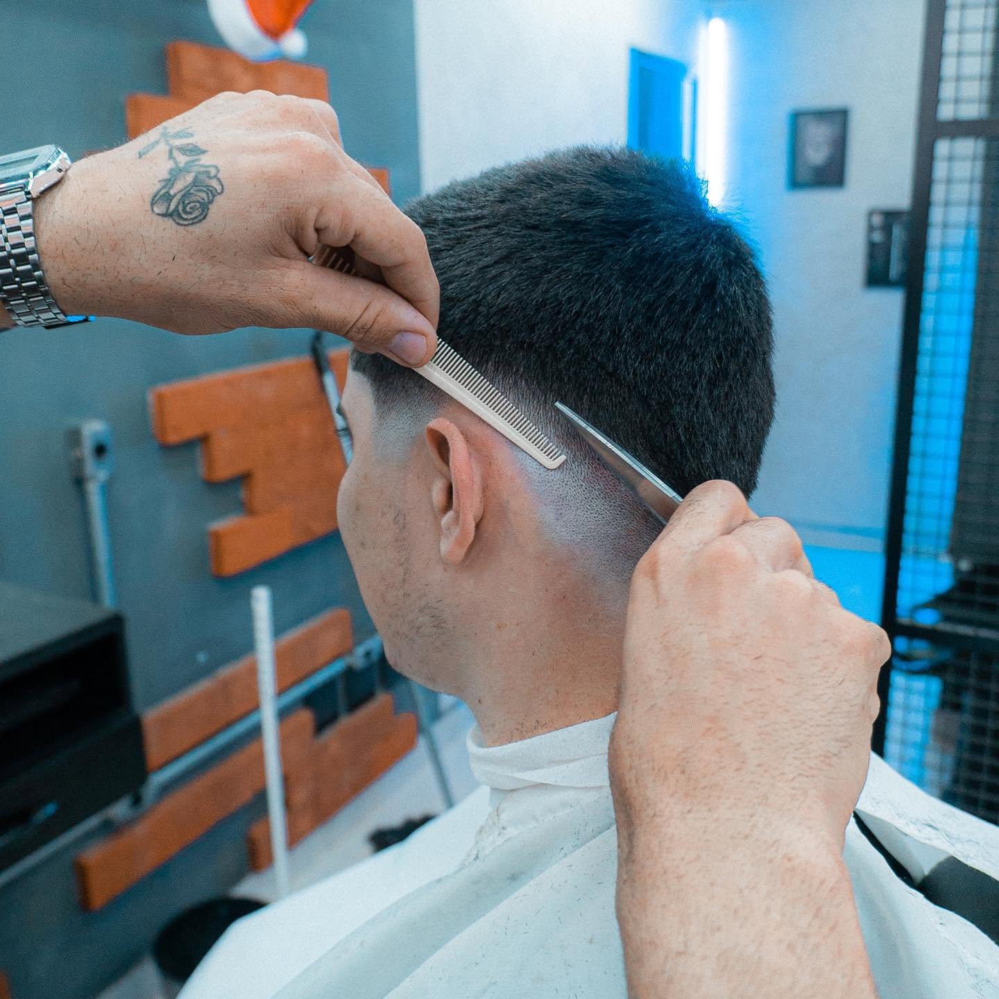 Barbeiro realizando corte fade com tesoura e pente